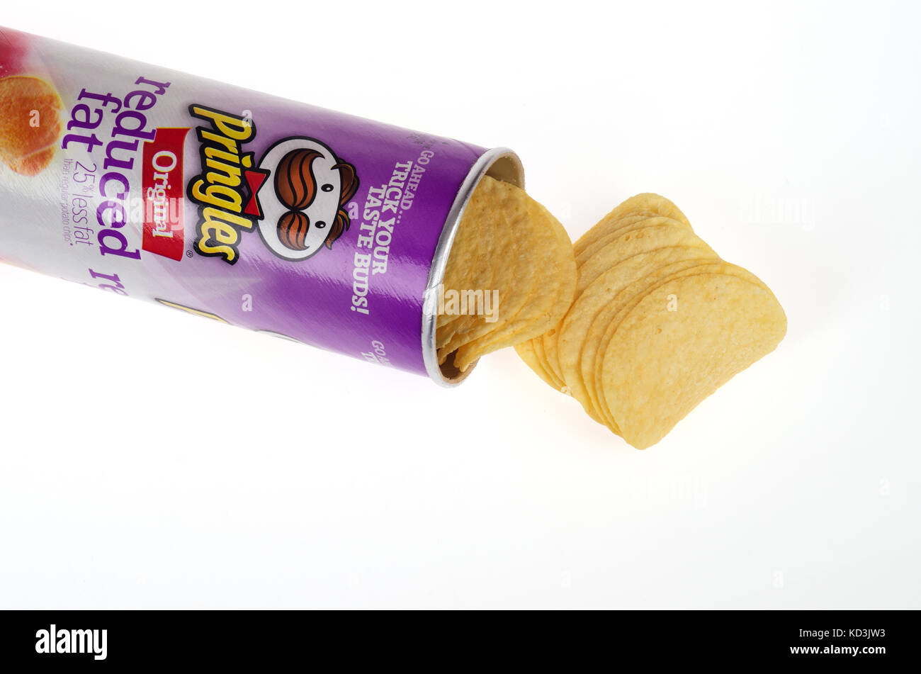 Öffnen von Pringles Fettreduzierten Original stapelbar Kartoffelchips auf weißem Hintergrund Cut-out USA Stockfoto
