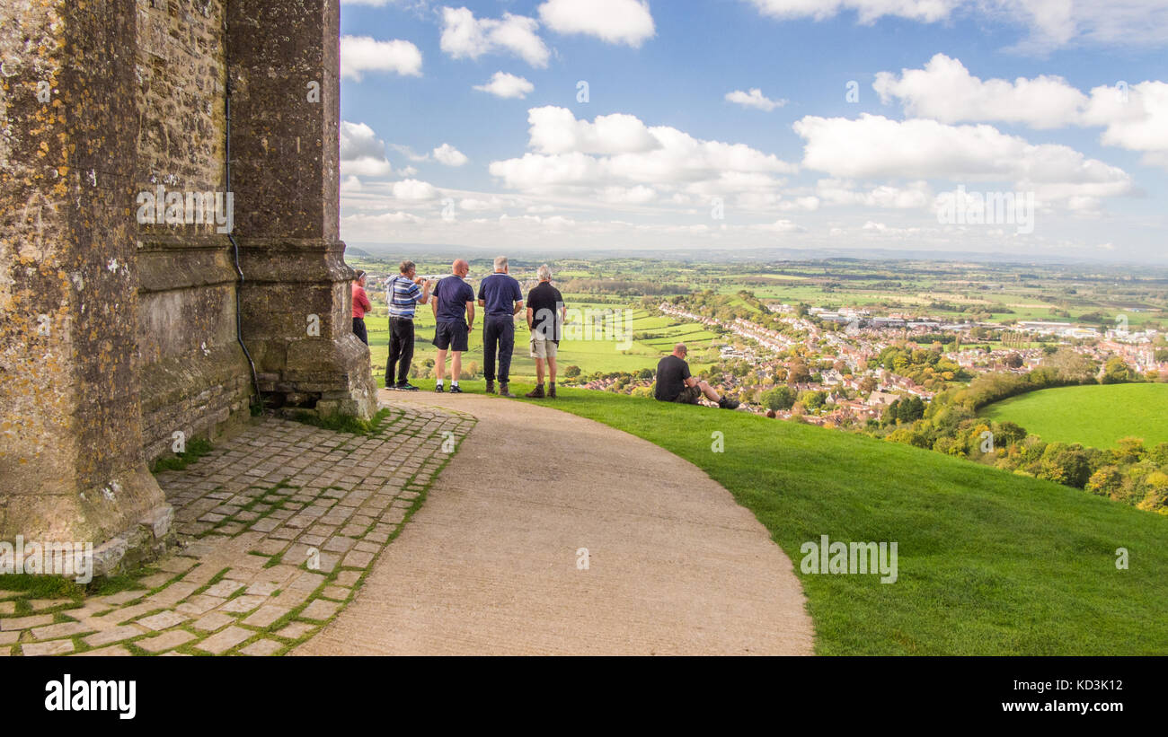 Glastonbury Tor Einem Hugel In Der Nahe Von Glastonbury Somerset England St Michael S Tower Ein Grad 1 Aufgefuhrten Gebaude Befindet Sich Auf Dem Hugel Stockfotografie Alamy