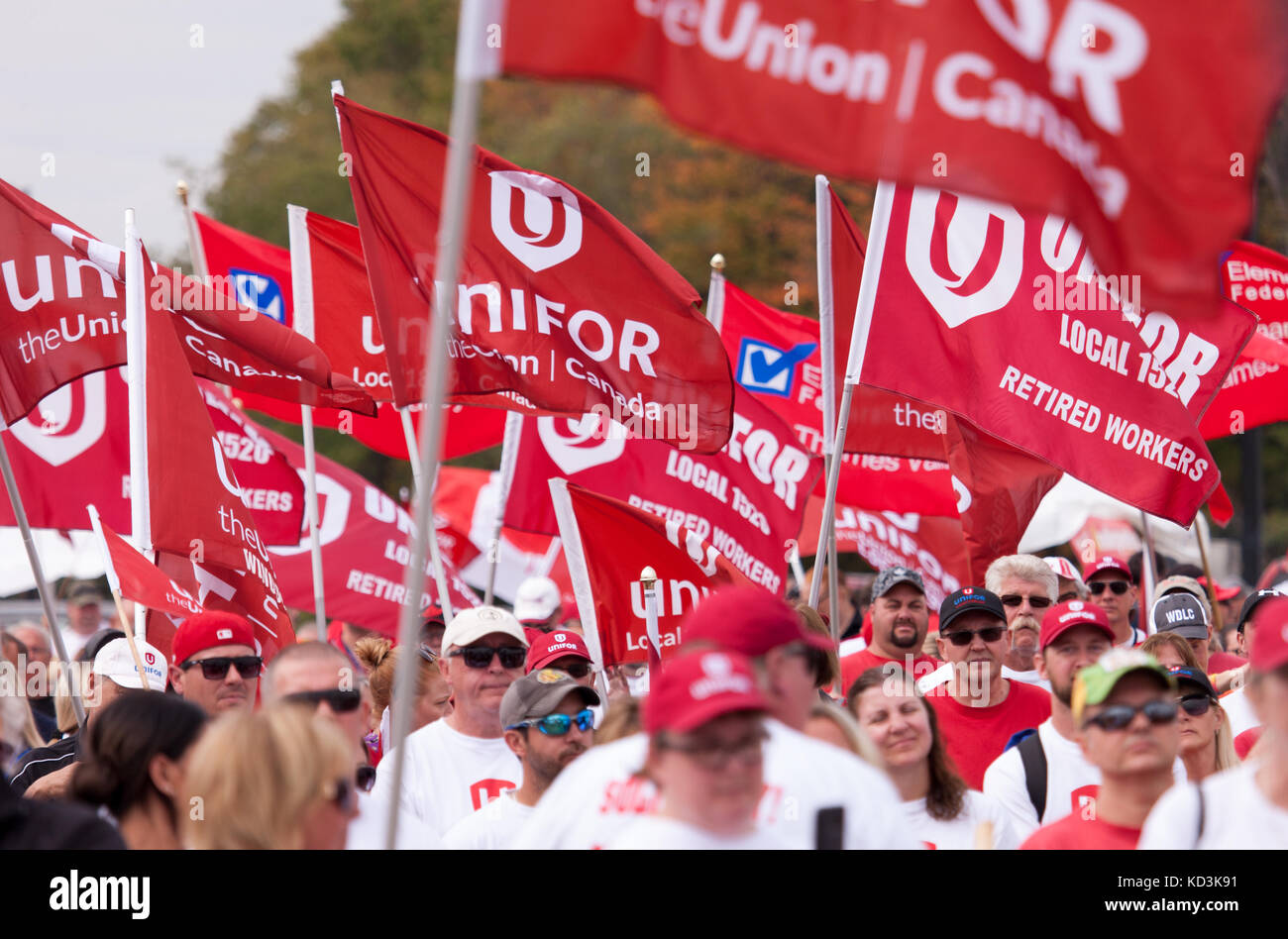 Unifor Lokale 88-Mitglieder, ihre Familien und Mitglieder anderer Gewerkschaften beteiligen sich in einer solidarität Rallye in Ingersoll, Okt, 6, 2017. Die Arbeiter h Stockfoto