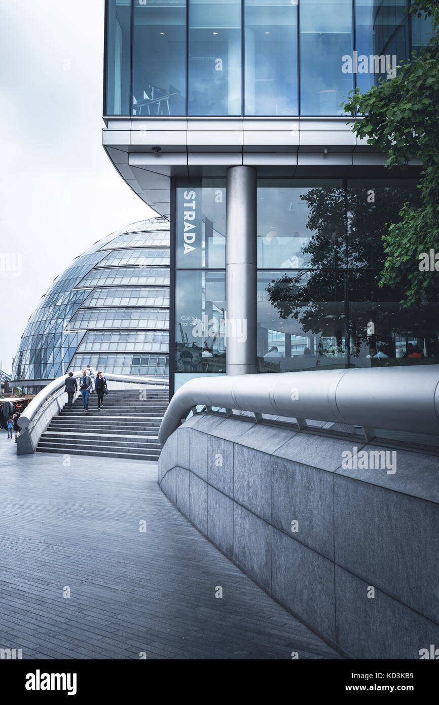 London, England - 17. Juni 2016: horizontale Bild von einer geraden Linie business Glas Gebäude mit seitlichem Blick auf das Rathaus mit Geländer auf Stockfoto