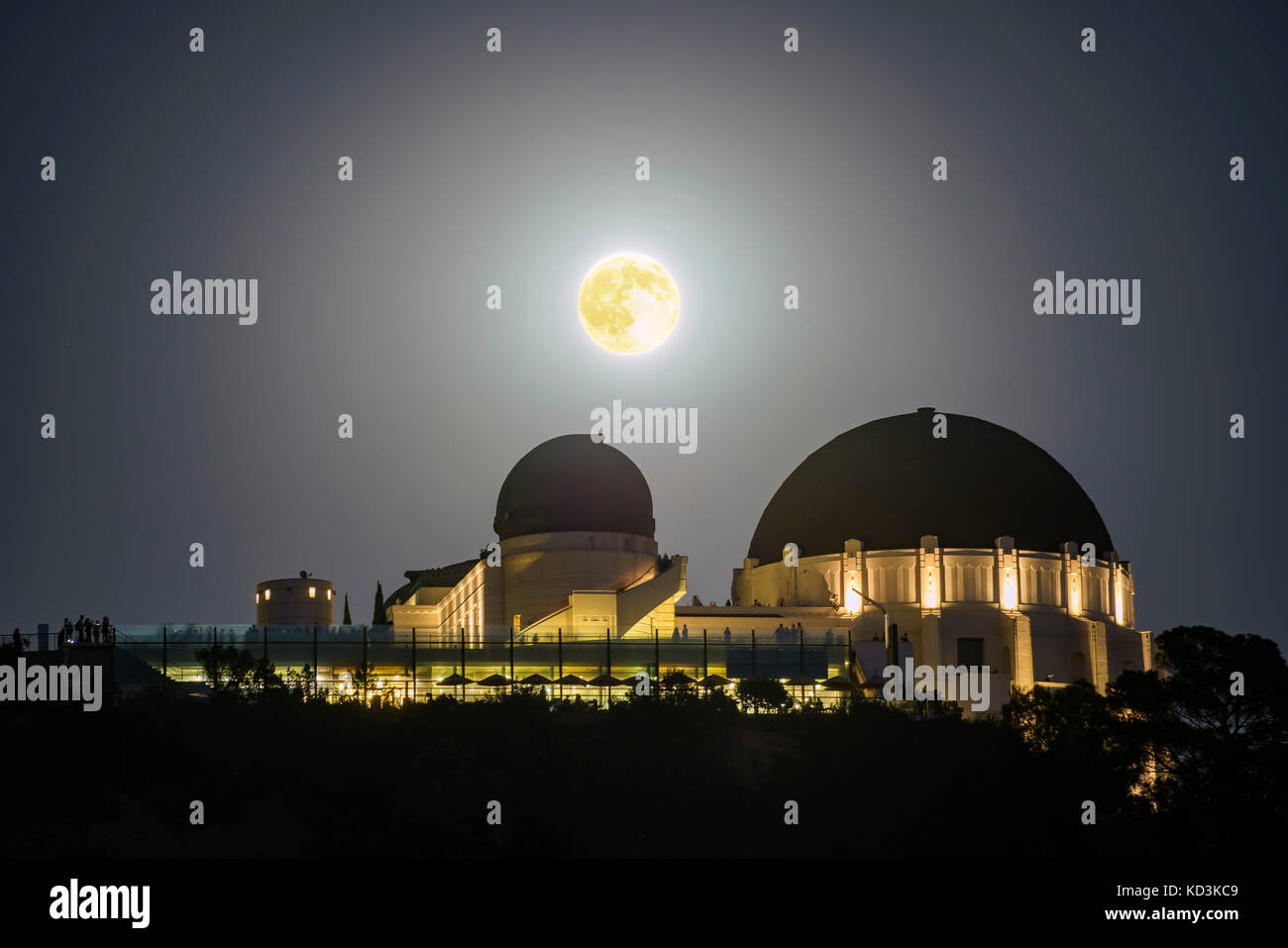 Mondaufgang über der Griffith Observatory in Los Angeles, California, United States Stockfoto