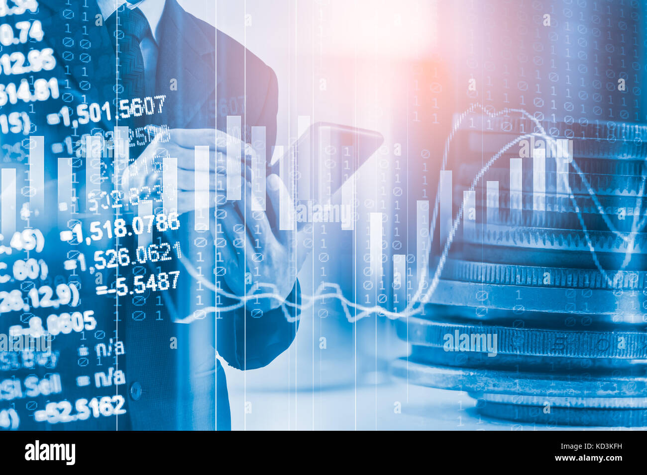 Business Mann auf Börse Finanz Handel Anzeige Hintergrund. Mann Analyse Börse Finanz Handel Indizes auf geführt. Doppelbelichtung busine Stockfoto