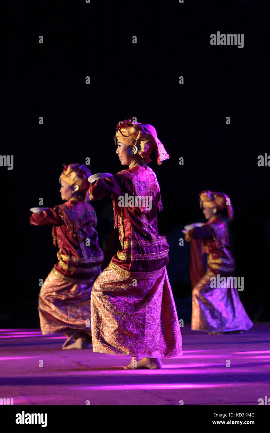 Indonesischen Tänzerinnen traditionellen Tanz. Stockfoto