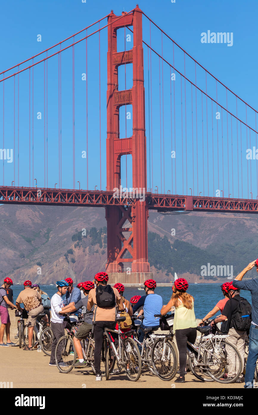 Eine Gruppe von Bikern und die berühmte Golden Gate Bridge, San Francisco, Kalifornien. Stockfoto