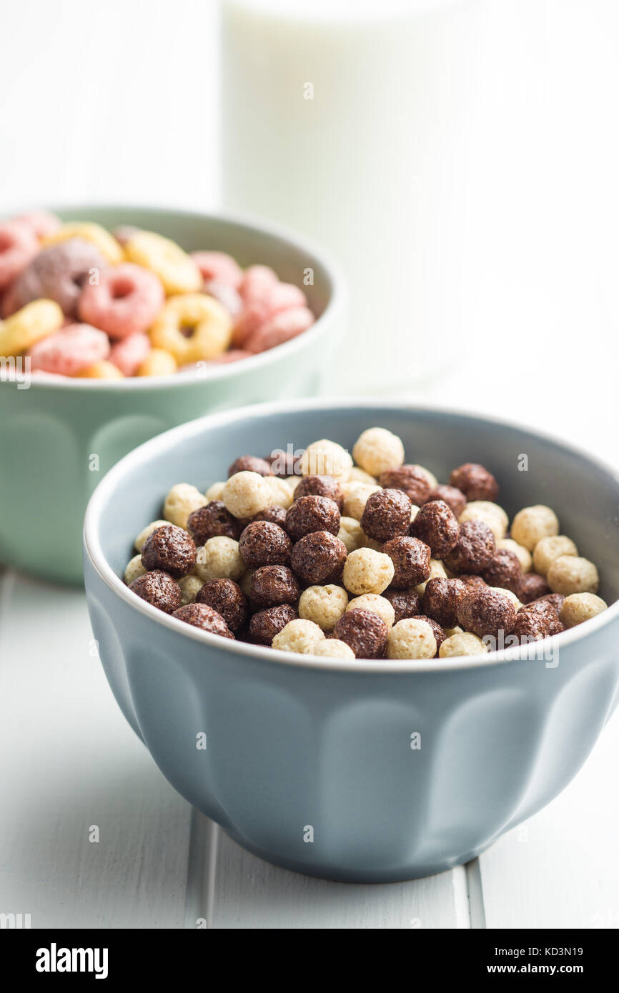 Frühstück Müsli Kugeln in Schüssel. Leckeres Frühstück. Schokolade Getreide. Stockfoto