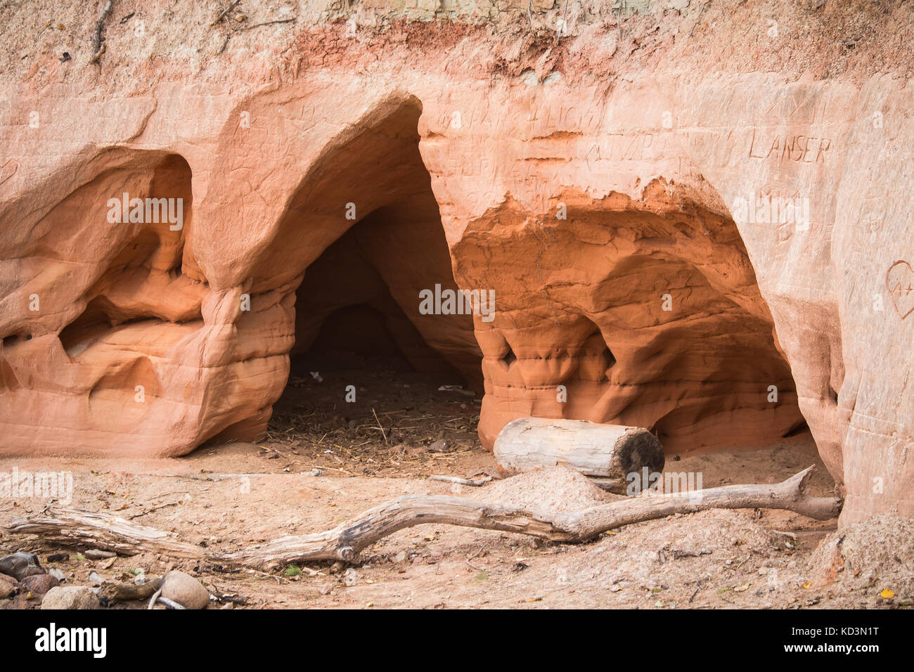 Ein wunderschönes Meer Landschaft mit einem Sandstein Höhlen. orange Sandstein Ufer an der Ostsee. Landschaft mit Höhlen. Stockfoto