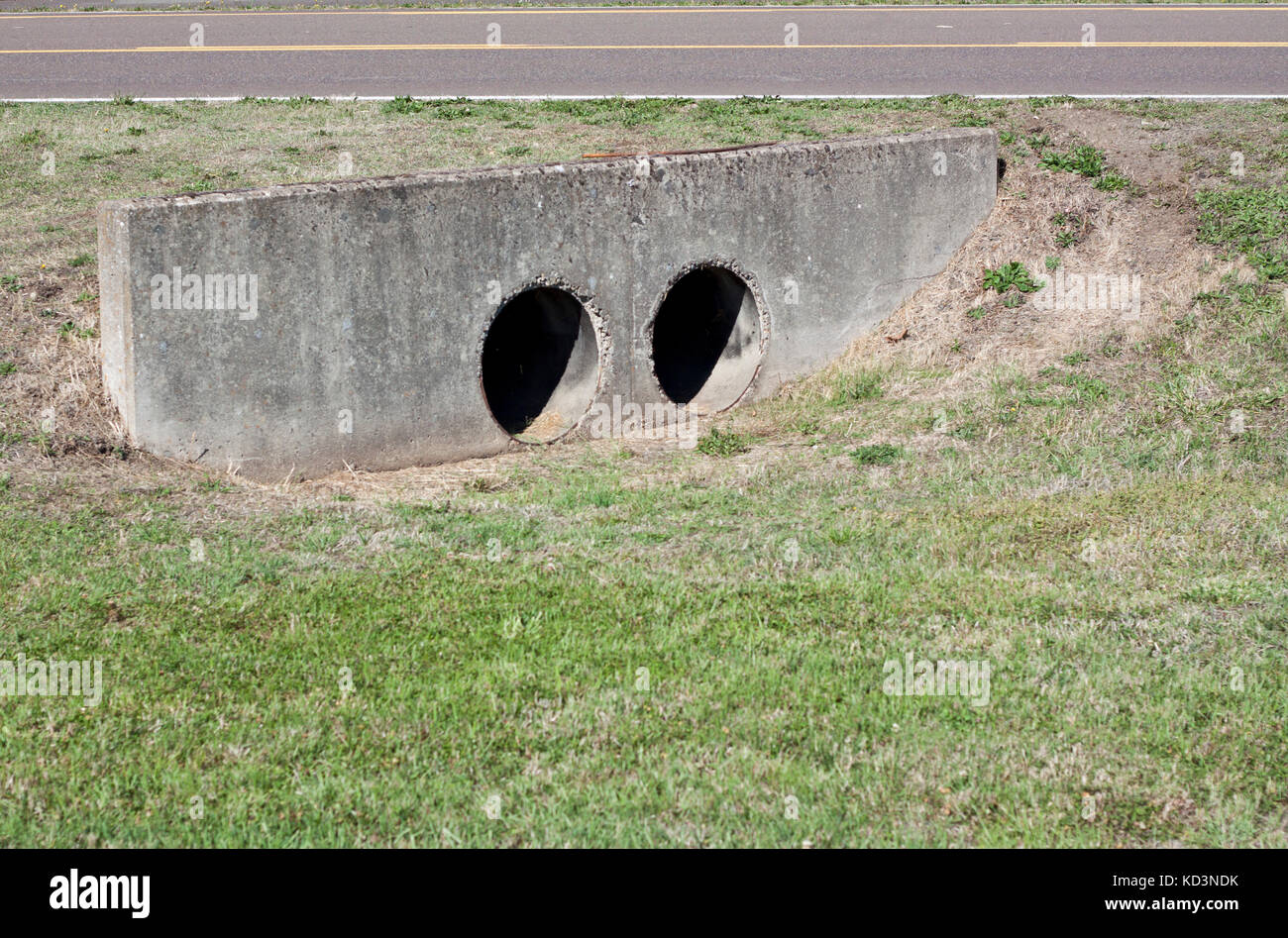Alte Sturmabfluß in einem Graben Stockfoto