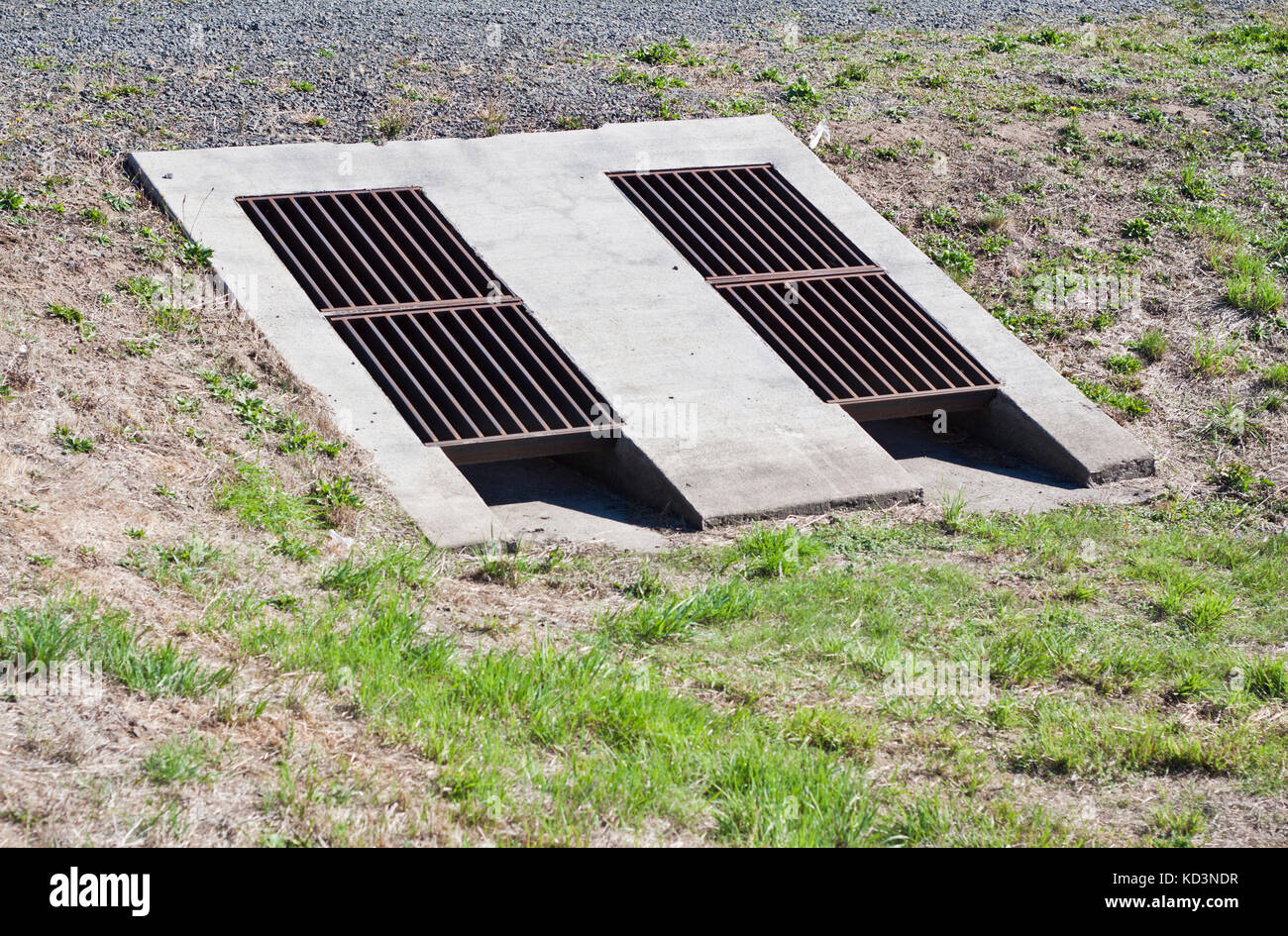 Alte Sturmabfluß in einem Graben Stockfoto