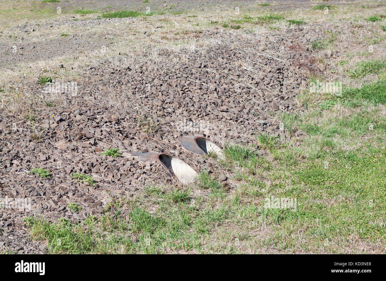 Alte Sturmabfluß in einem Graben Stockfoto