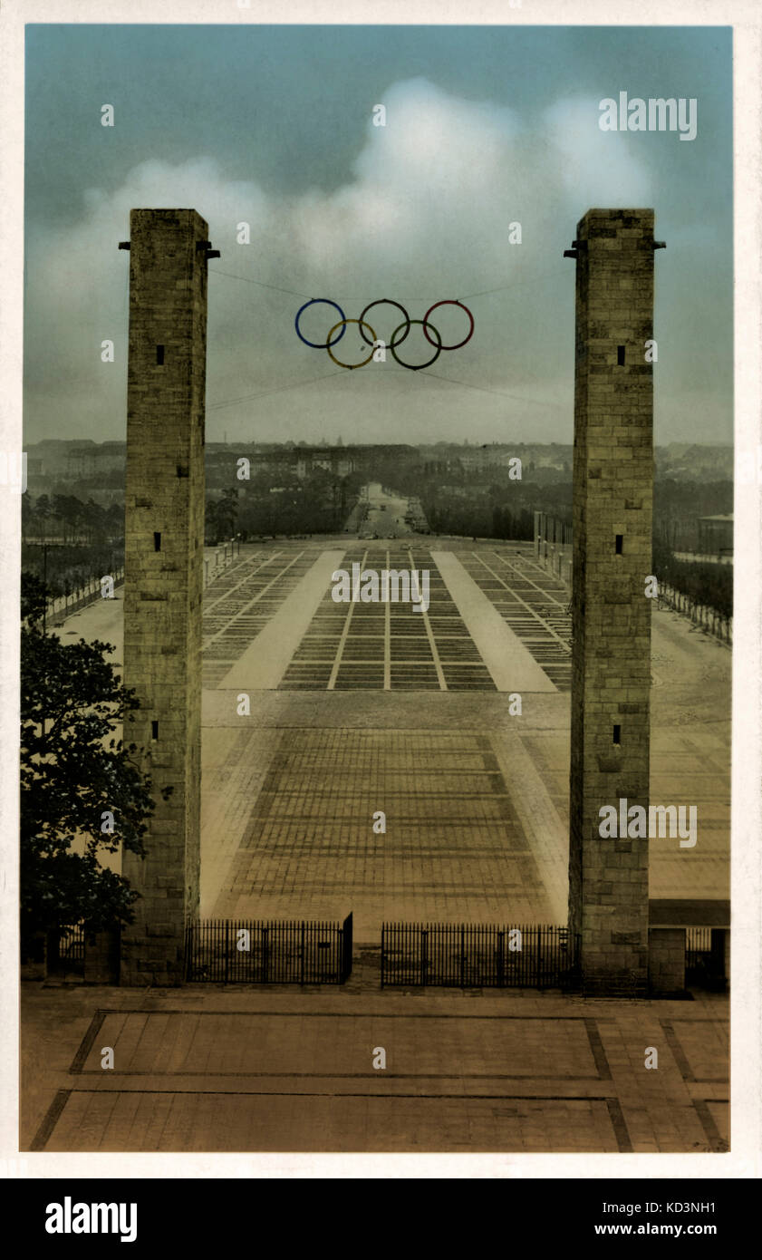Olympiade 1936 Berlin, Deutschland. Blick auf Reichsportfeld durch das Osttor. Hauptzugang mit Olympiasymbol für die Verbindung der olympischen Ringe. Stockfoto