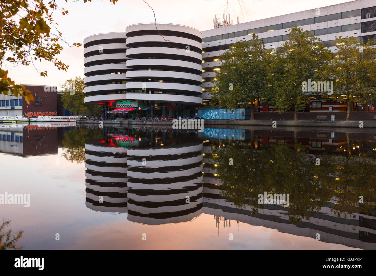 Amsterdam, Niederlande, 23. August 2017: Der Parkplatz in der Busbahnhof ist in Canal an morgen Zeit wider Stockfoto
