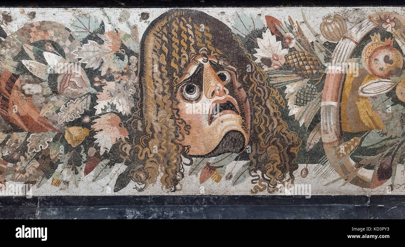 Neapel. Italien. Römische Mosaik (2. Jahrhundert v. Chr.) mit theatralischen Maske und Soffitte mit Blättern und Früchten (Detail), aus der Casa del Fauno, Pompeji. Stockfoto