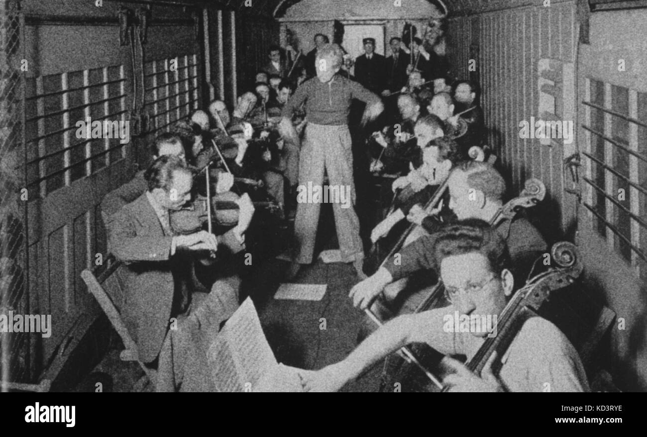 Aufnahme - Während der Tour 1936 Stokowski dirigiert Philadelphia Orchestra Rundfunk über NBC auf fahrenden Zug nach Denver. Hinweis das Mikrofon nach rechts von stokowski's Schulter. Radio gesendet. Stockfoto