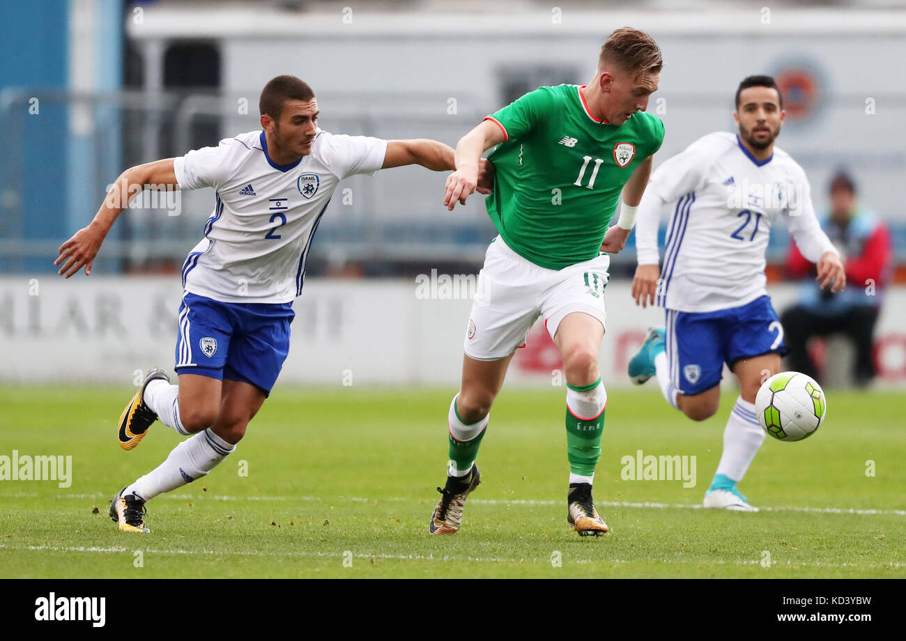 Ronan Curtis aus der Republik Irland und Yosef Raz Meir aus Israel (links) kämpfen während des UEFA Under 21 Qualifying Group Five-Spiels 2019 im Tallaght Stadium in Dublin um den Ball. Stockfoto