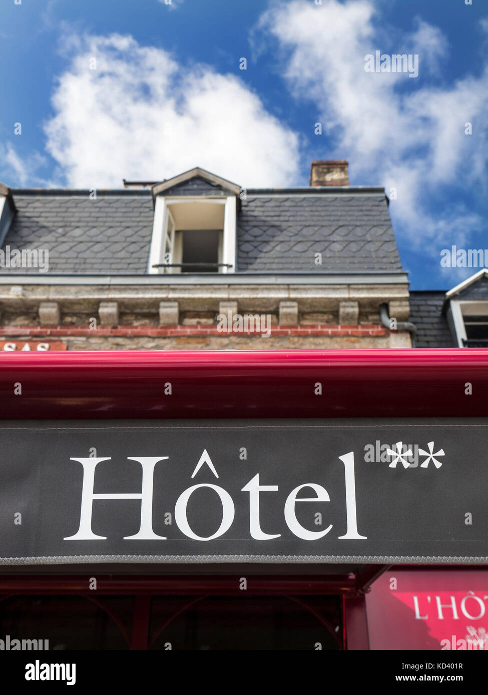 Französisch Hôtel Terrasse Markise mit 2 Sterne Symbol für einfache rustikale Unterkunft mit einigen grundlegenden Annehmlichkeiten Stockfoto
