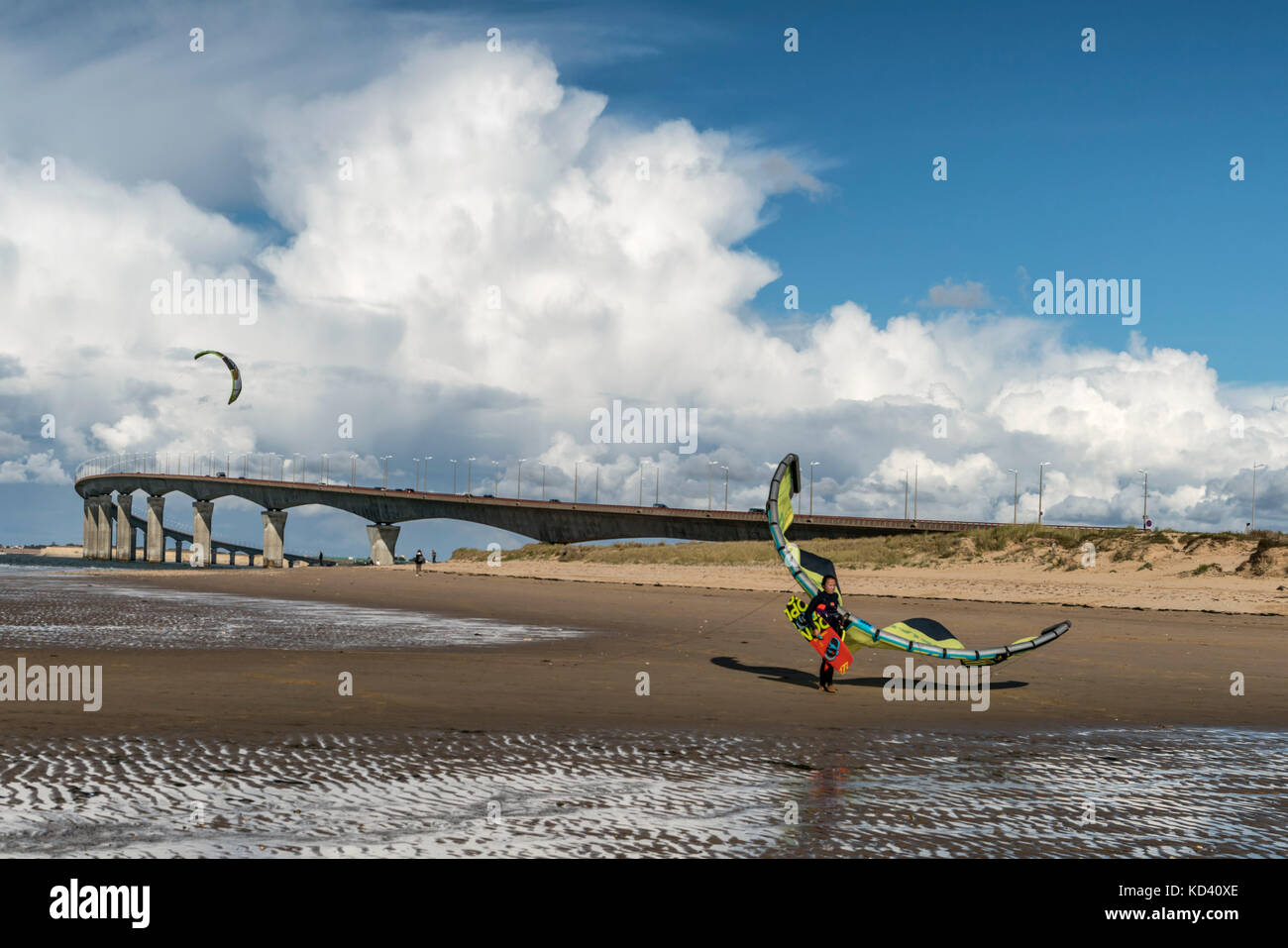 Kitesurfer, Plage Nord, Pont de ile de Re, Brücke, Ile de Re, Nouvelle - Aquitaine, Französisch westcoast, Frankreich, Stockfoto