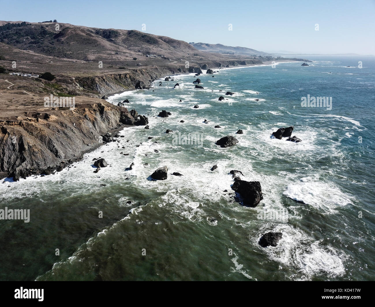 Der Pazifische Ozean wäscht gegen die felsige Küstenlinie in Sonoma, Kalifornien. Die berühmten Highway 1 entlang dieser wunderschönen und zerklüfteten Küstenlinie. Stockfoto