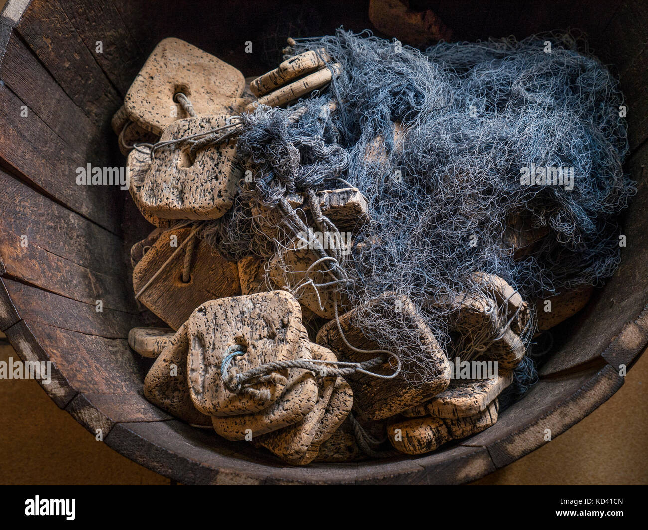 Alte Cork Angeln schwebt und Verrechnung in Holz- fischerei Whirlpool verworfen Stockfoto