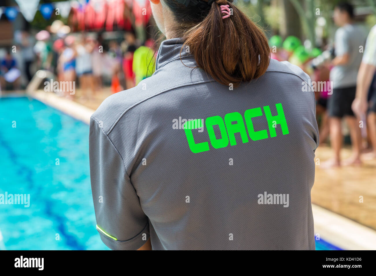 Zurück von einem grauen Schwimmen's Coach Shirt mit dem grünen Wort Trainer geschrieben; Verfassen Raum auf der linken Seite für Text oder Grafiken zu verlassen; gute Hintergrund f Stockfoto