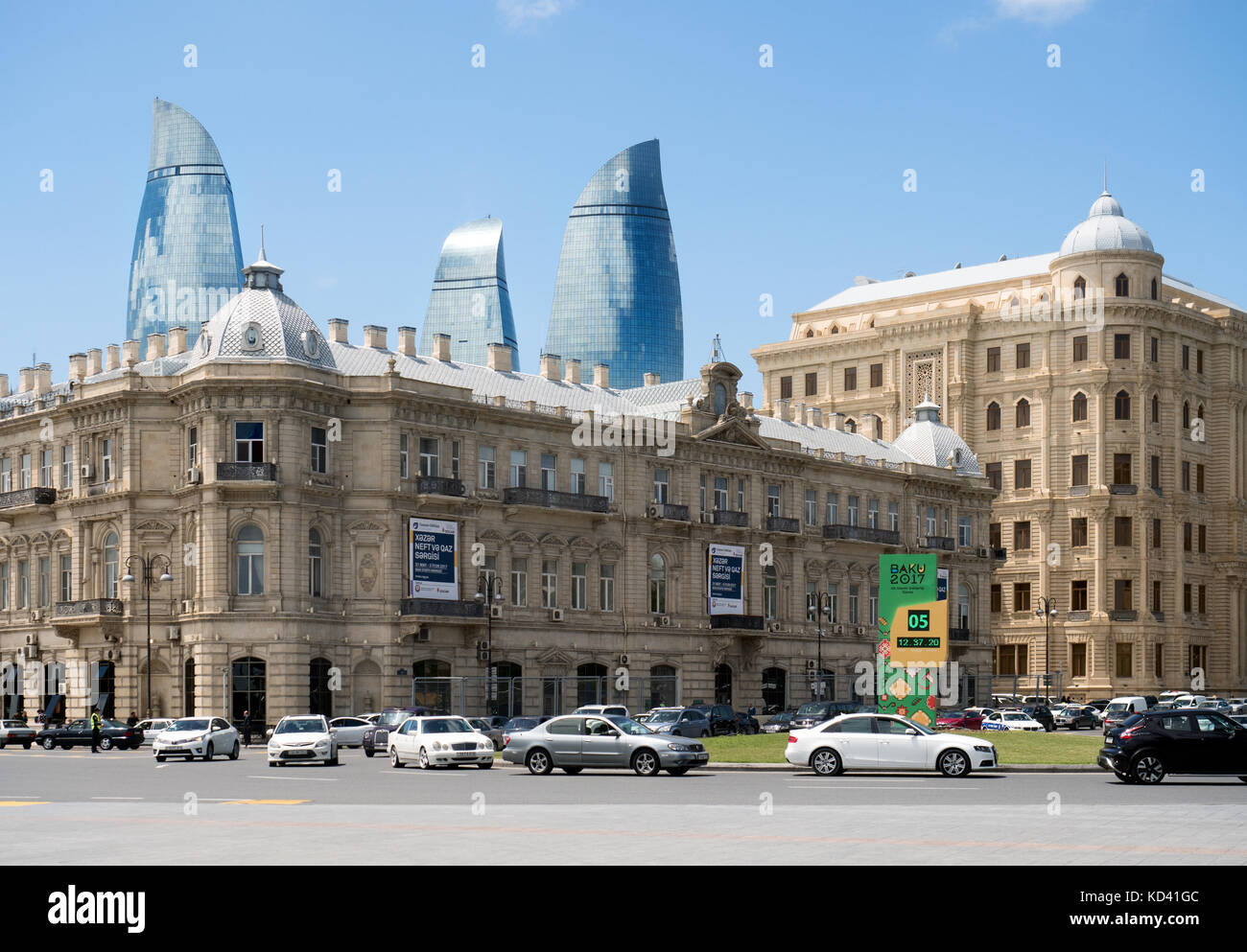Baku, Aserbaidschan, 17. Mai 2017: azneft square Architektur mit Flamme Türme im Hintergrund Stockfoto