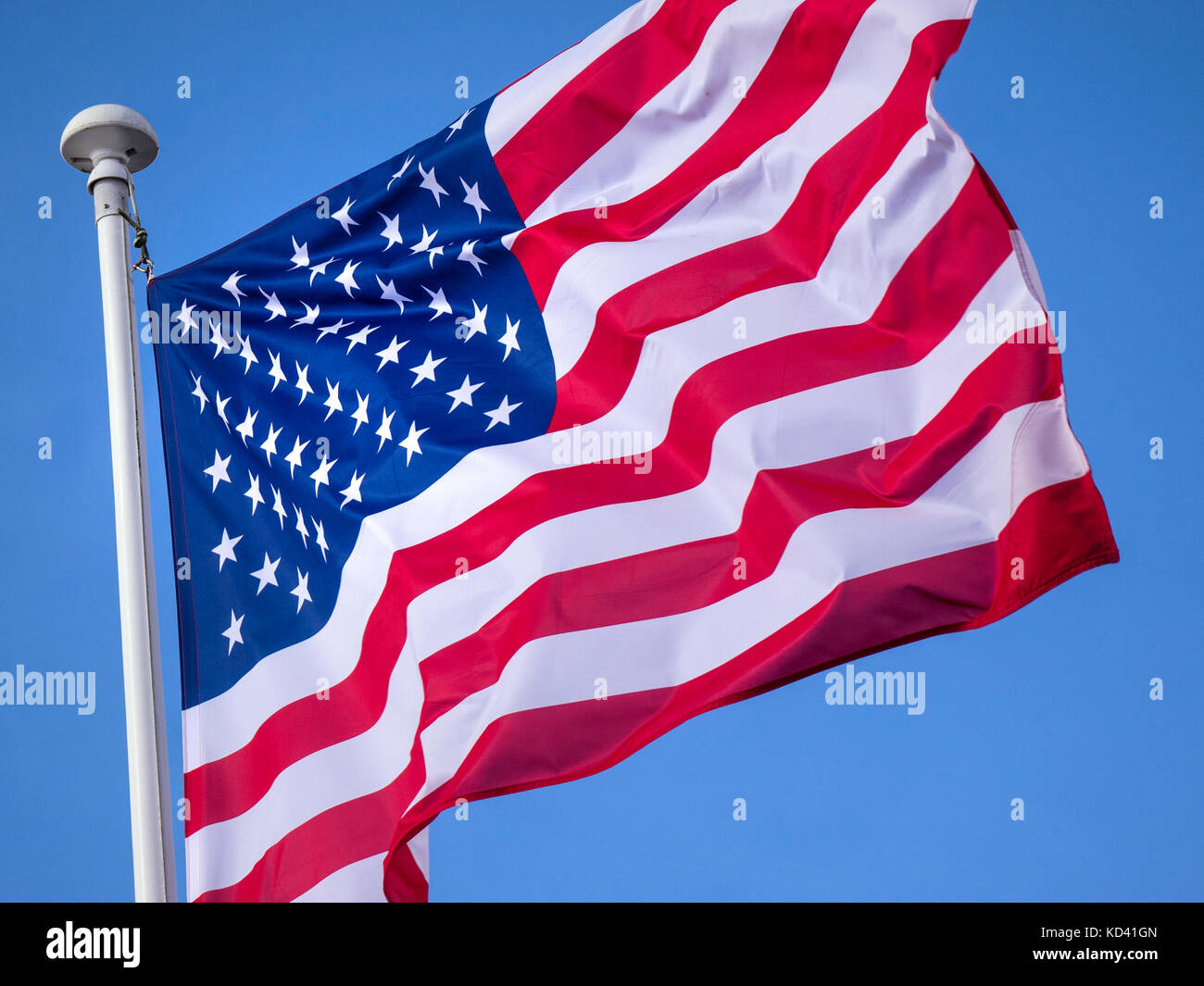 Stars & Stripes amerikanische Flagge aus nächster Nähe, weht im Wind mit sonnigem blauem Himmel hinter den USA Stockfoto