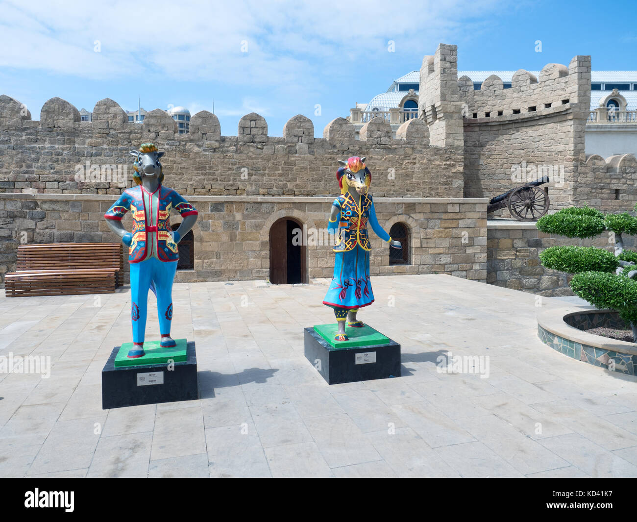 Baku, Aserbaidschan - Mai 18, 2017: 4. islamischen Solidarität spiele Maskottchen neben der alten Stadtmauer Stockfoto