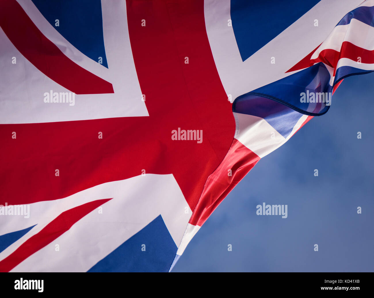 Union Jack Flagge gegen den blauen Himmel fliegen mit Brise weht durch als Metapher Konzept für Grenzen brexit Zuwanderungs-verhandlungen etc... Stockfoto
