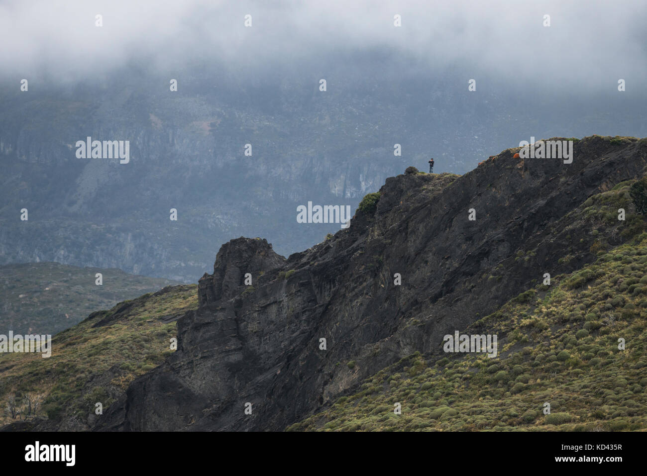 Eine Person in der Nähe einer Klippe im Torres del Paine Nationalpark, Chile Stockfoto