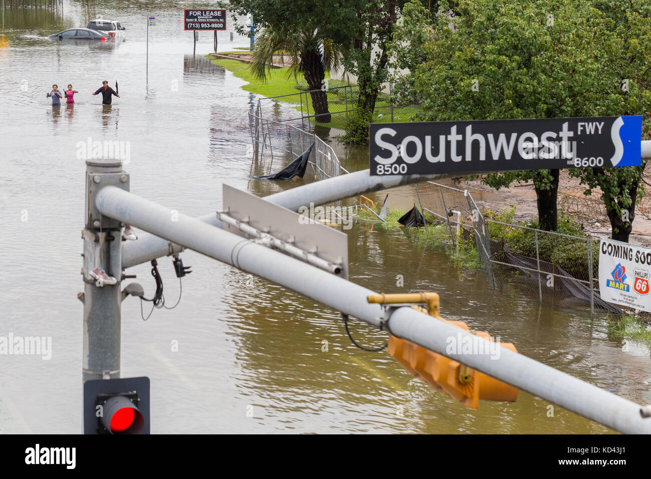Die Bewohner, die durch massive Überflutungen von Datensatz Regenfälle betroffen navigieren Hoch wasser Stockfoto