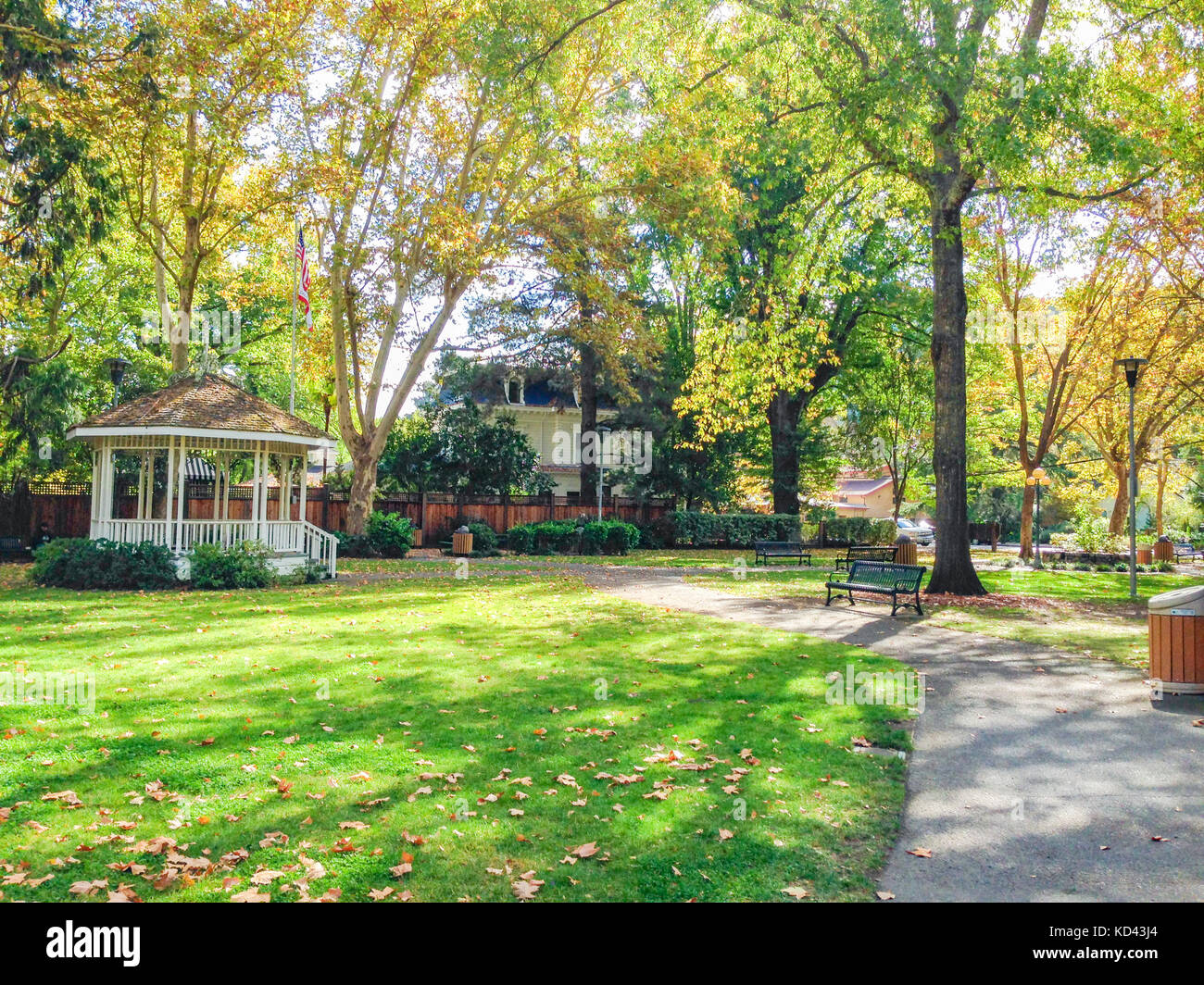 Ein hübscher Park in Calistoga, CA, die in Napa County ist. Die Farben des Herbstes werden in die Bäume und die Landschaft. Es ist ein angenehmer Ort zu gehen und zu reflektieren. Stockfoto Ein hübscher Park in Calistoga, CA, die in Napa County ist. Die Farben des Herbstes werden in die Bäume und die Landschaft. Es ist ein angenehmer Ort zu gehen und zu reflektieren. Stockfoto