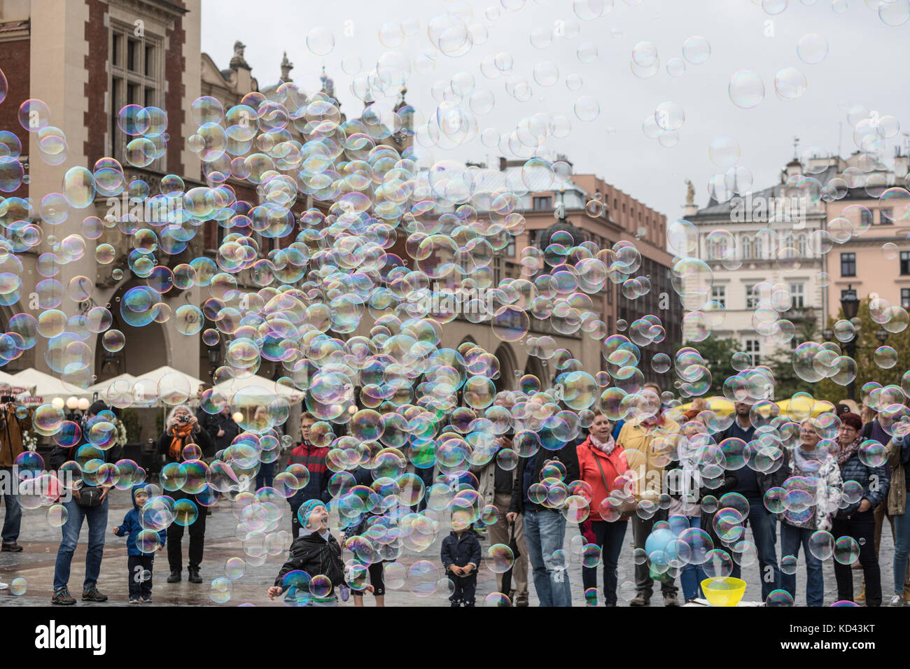 Blasen durch eine Straße Entertainer erstellt, verschlingen Besucher auf dem Hauptplatz in Krakau, Polen Stockfoto Blasen durch eine Straße Entertainer erstellt, verschlingen Besucher auf dem Hauptplatz in Krakau, Polen Stockfoto