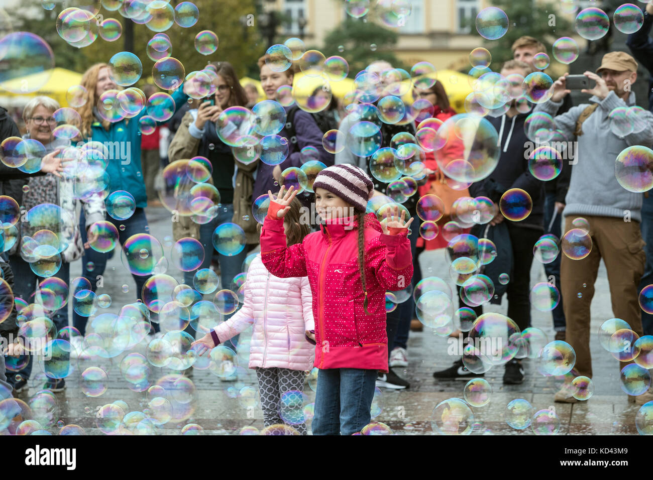Blasen durch eine Straße Entertainer erstellt, verschlingen Besucher auf dem Hauptplatz in Krakau, Polen Stockfoto Blasen durch eine Straße Entertainer erstellt, verschlingen Besucher auf dem Hauptplatz in Krakau, Polen Stockfoto