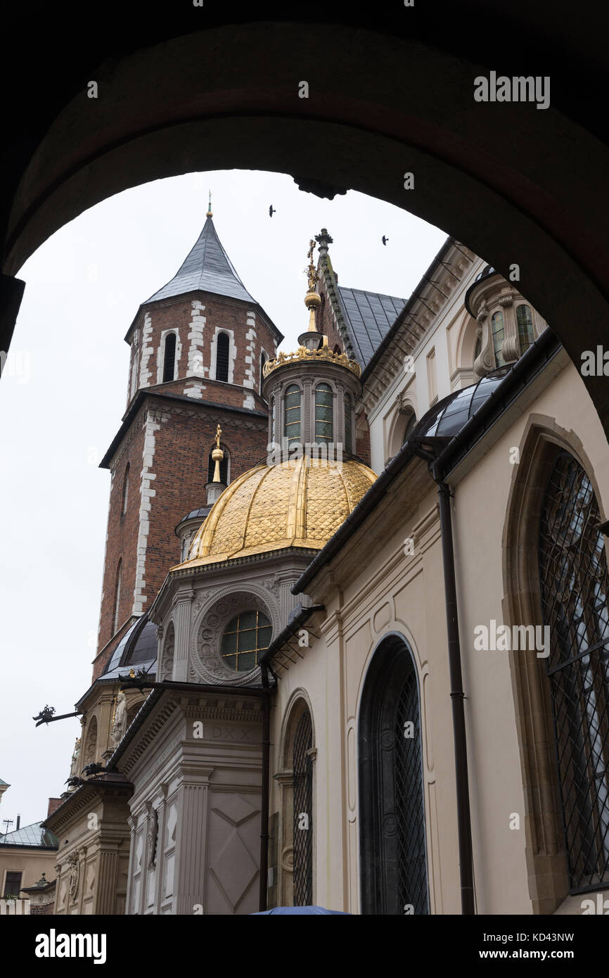 Kuppeln und Türme auf dem königlichen Palast in Schloss Wawel in Krakau, Polen Stockfoto Kuppeln und Türme auf dem königlichen Palast in Schloss Wawel in Krakau, Polen Stockfoto