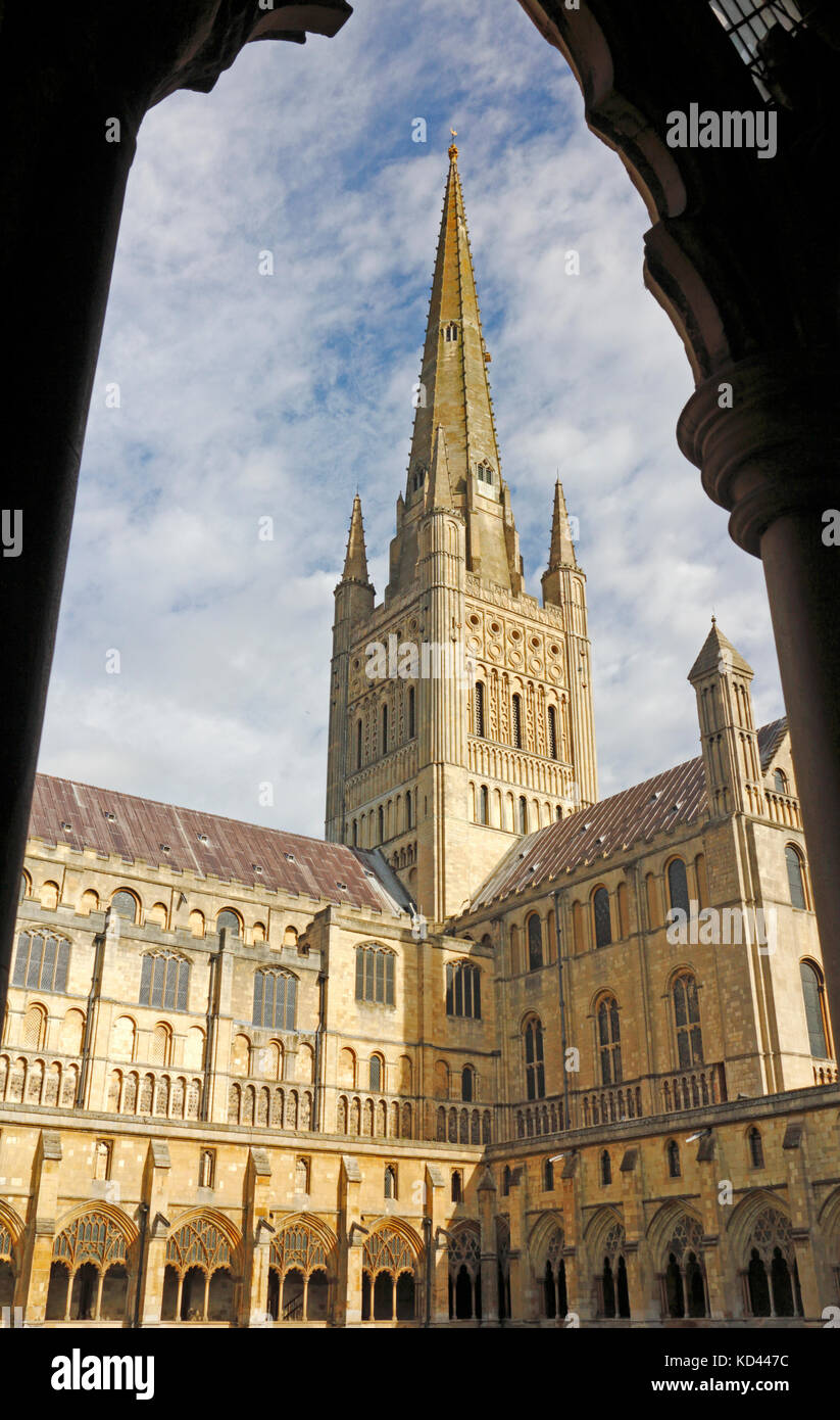 Ein Blick auf den Turm und den Turm der Kathedrale vom Kreuzgang in Norwich, Norfolk, England, Vereinigtes Königreich. Stockfoto