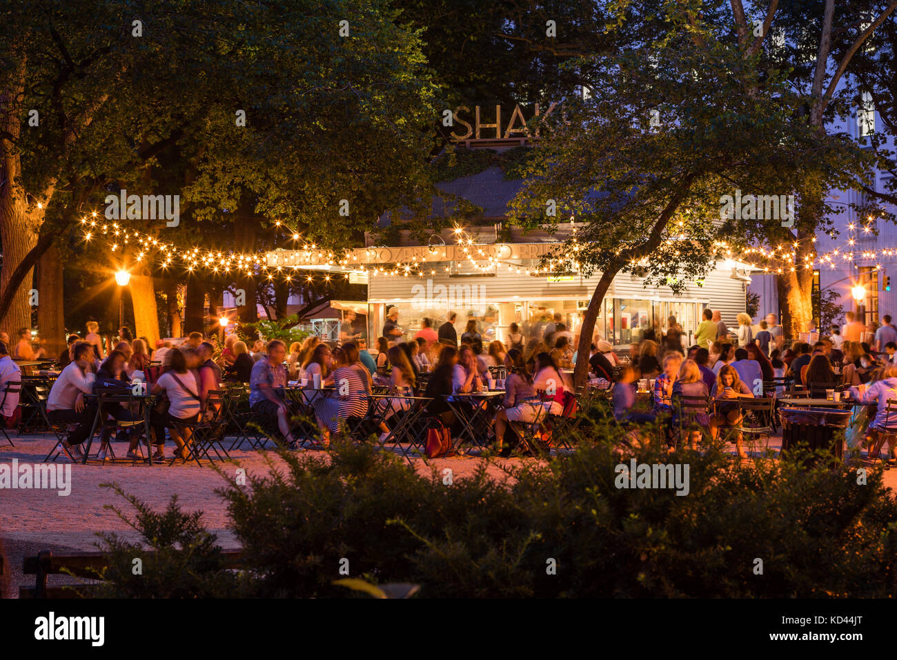 Ein Sommerabend am Shake Shack im Madison Square Park. Midtown, Manhattan, New York City Stockfoto