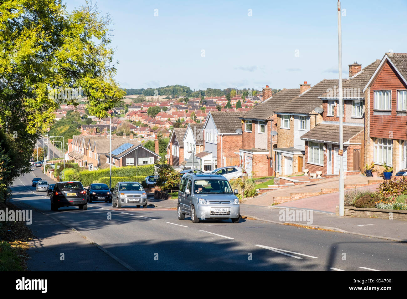Hauptstraße durch eine Wohnsiedlung. Allgemeine Ansicht der Häuser von Arnold, Nottinghamshire, England, Großbritannien Stockfoto