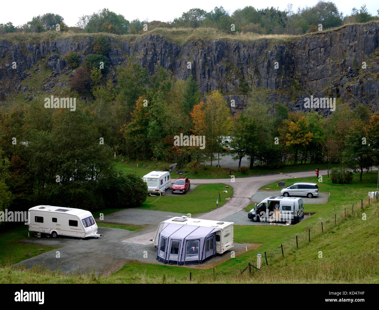Caravan Camping in einem alten Steinbruch, Buxton, der Peak District, Derbyshire, Großbritannien Stockfoto