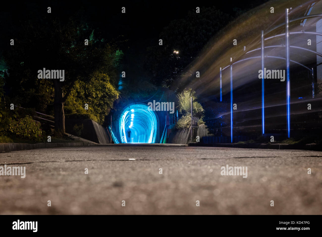 Nacht Szene mit einem blauen Tunnel und eine abstrakte Silhouette, Japan beleuchtet Stockfoto