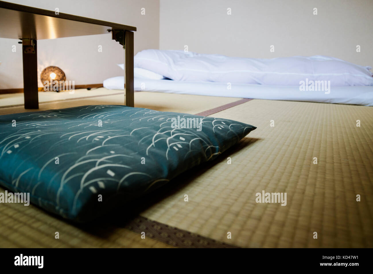 In traditionellen japanischen Ryokan Zimmer mit tatimi Matten und Futon, Japan Stockfoto