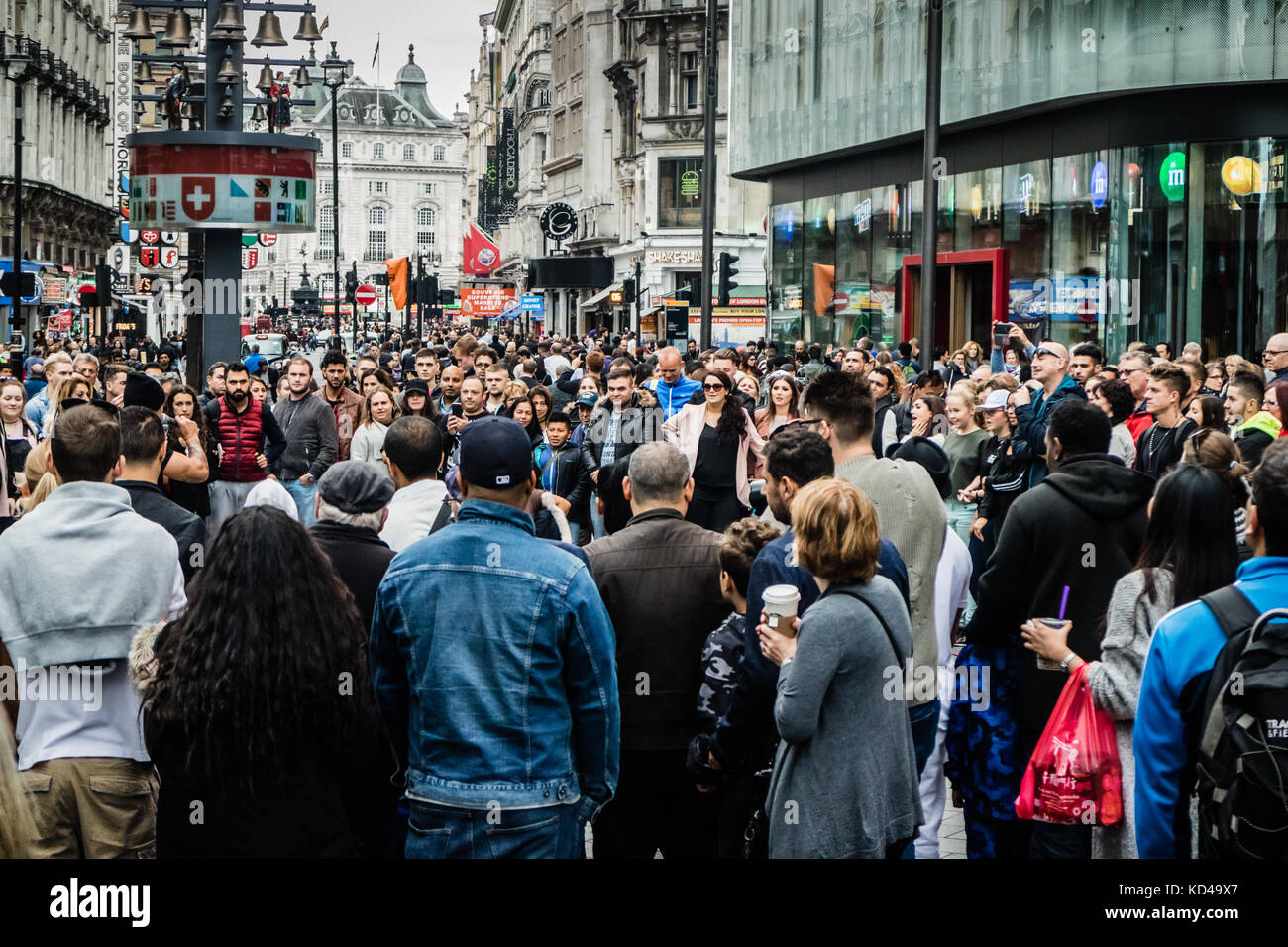 Masse der Touristen beobachten, die Leistung des ausführenden in Leicester Square, London, Oktober 2017 Stockfoto