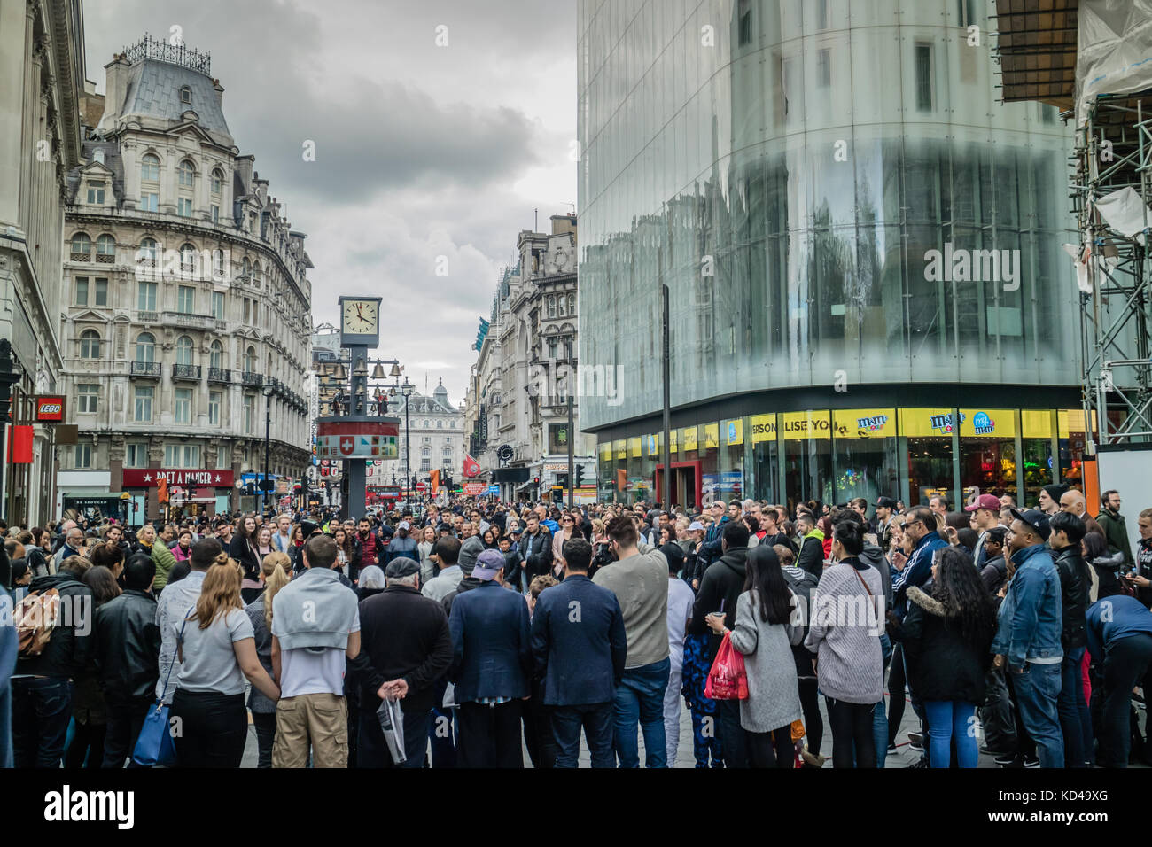 Masse der Touristen beobachten, die Leistung des ausführenden in Leicester Square, London, Oktober 2017 Stockfoto