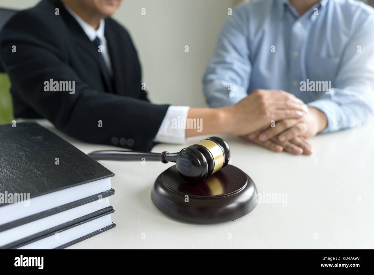 Richter Hammer mit der Justiz Rechtsanwälte Kläger oder Beklagte treffen in Kanzlei in den Hintergrund. Begriff des Rechts. Stockfoto