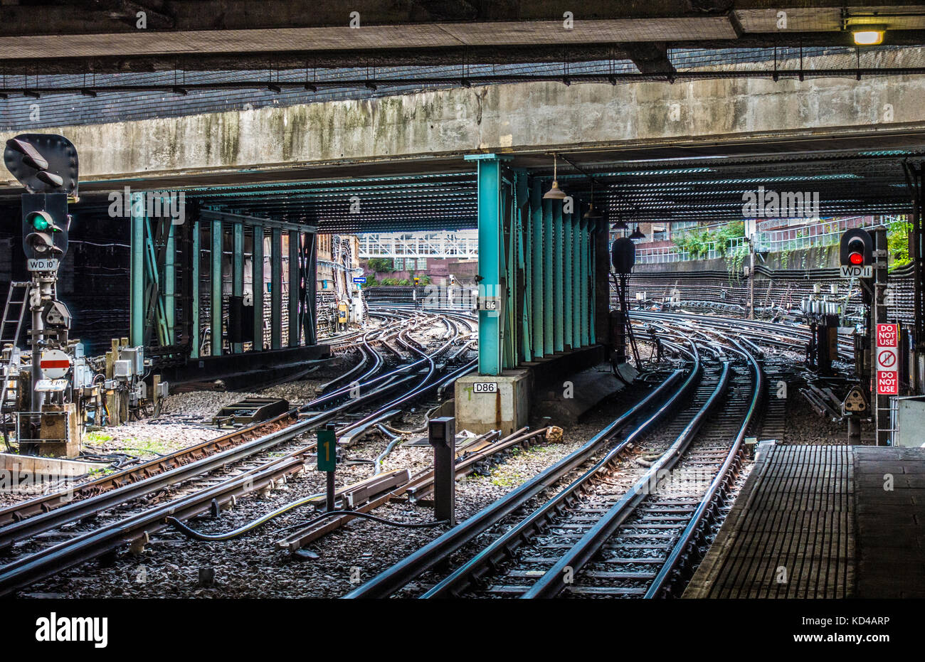 Londoner U-Bahn Titel, mit dem Eingang/Ausgang zu einer S-Bahn Station, obwohl die meisten der Route, die unter dem Boden. England, UK. Stockfoto