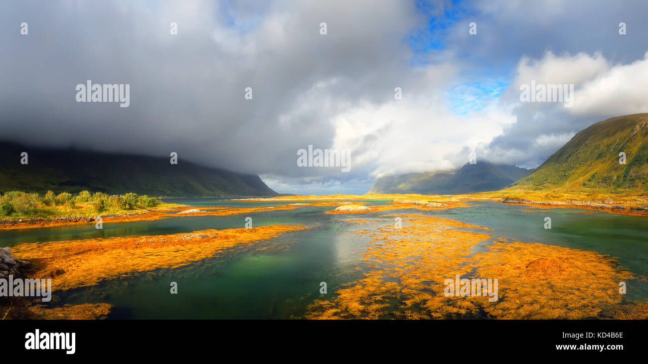 Bergsee bei Tageslicht. Weiße Wolken über transparente fjord Wasser. Panoramablick auf norwegischen Fjord. Stockfoto