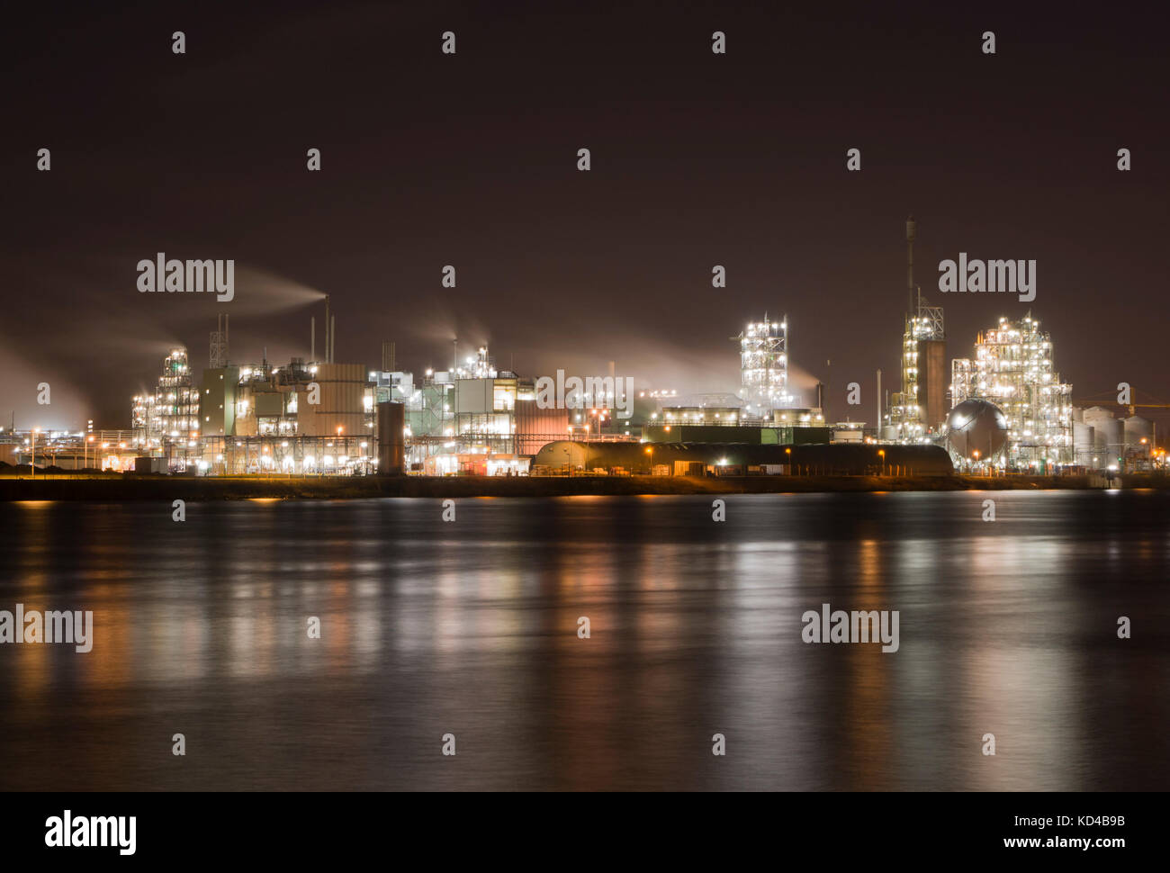 Chemische Fabrik entlang des Flusses merwede Stockfoto