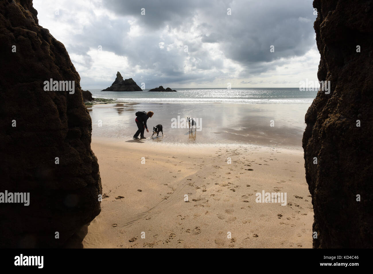 Broadhaven South Beach mit Kirche Rock im Abstand, Pembrokeshire, Wales, Großbritannien Stockfoto