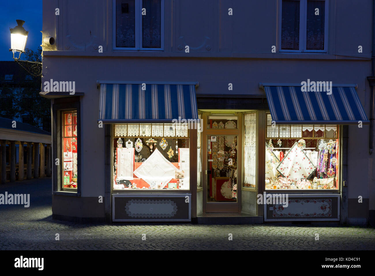 Schaufenster mit traditionellen Geschenkartikeln aus Spitze und Leinen und Souvenirs im Laden in Brügge, Belgien Stockfoto