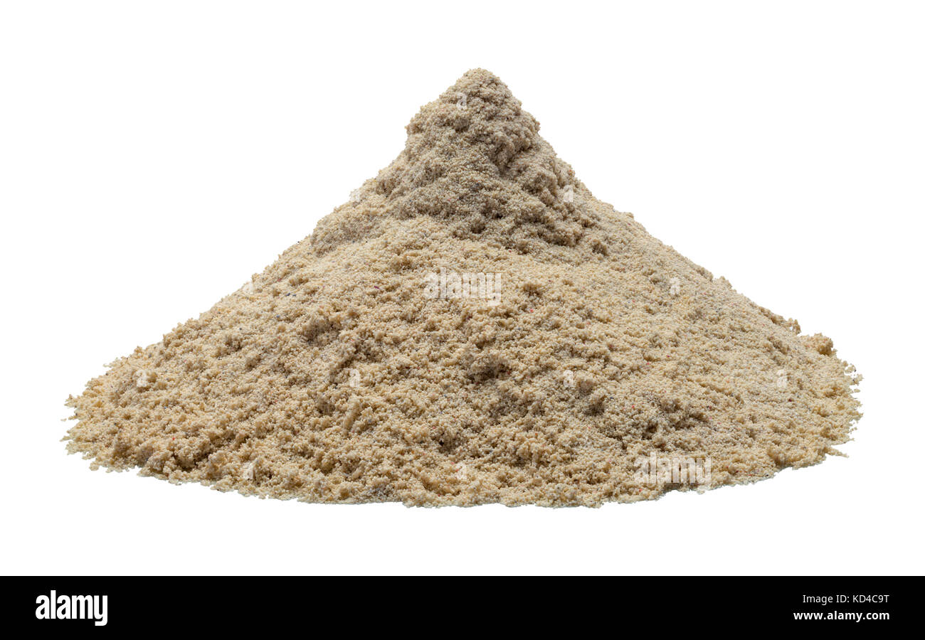 Stapel von nassen Sand auf weißem Hintergrund. Stockfoto