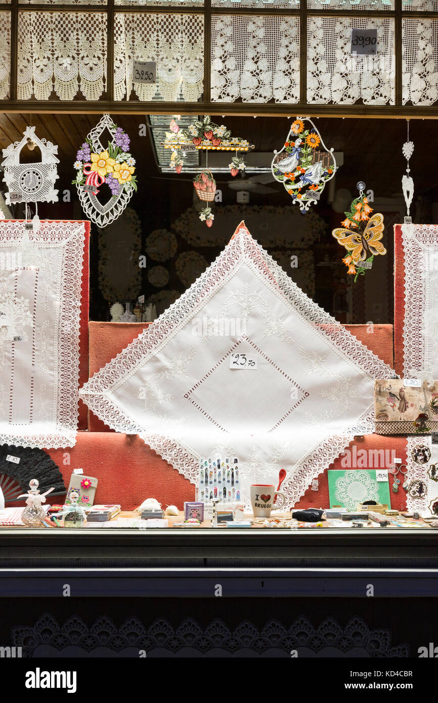 Schaufenster mit traditionellen Geschenkartikeln aus Spitze und Leinen und Souvenirs im Laden in Brügge, Belgien Stockfoto