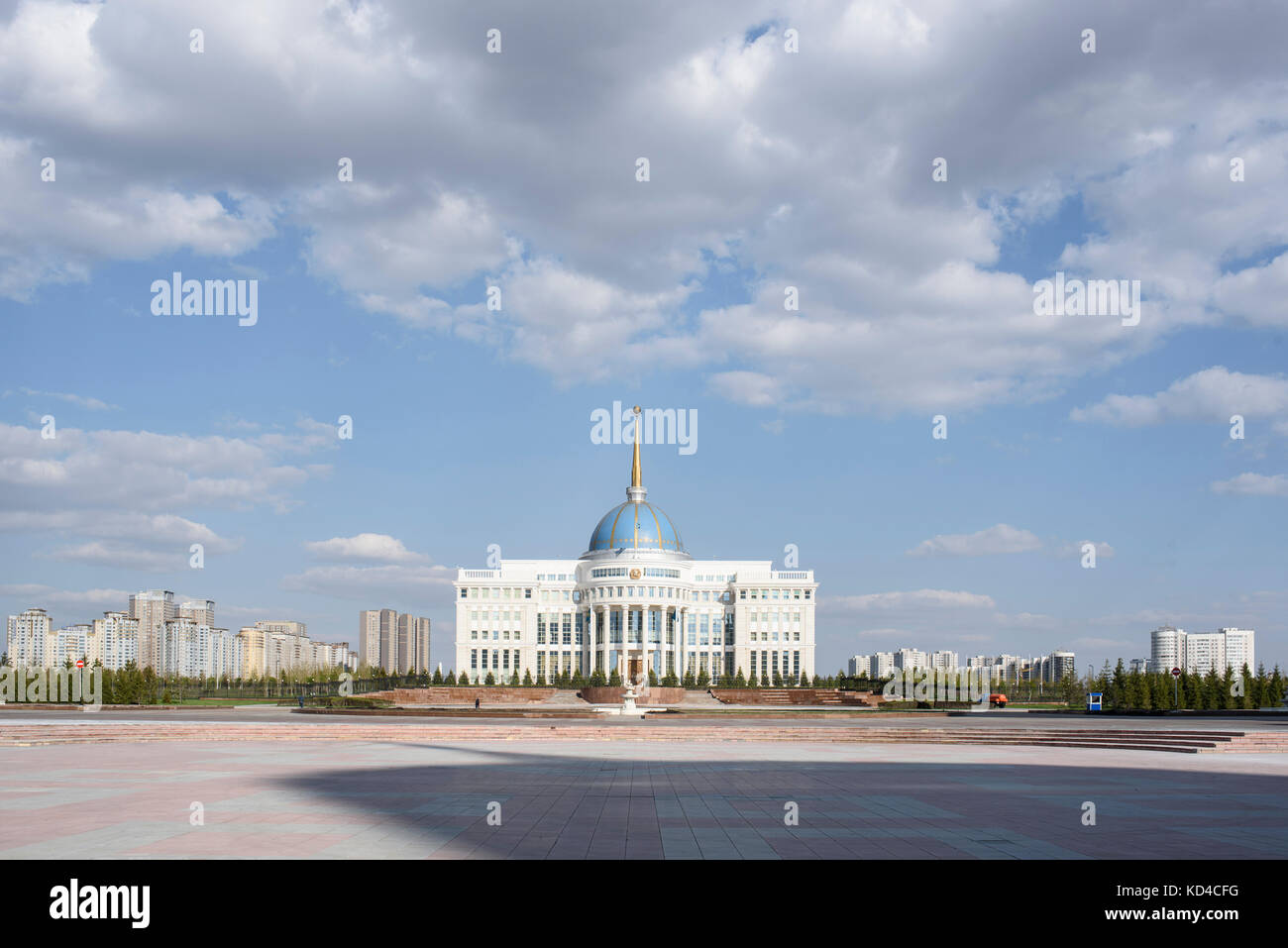 Der Präsidentenpalast von Nazarbaïev, Präsident von Kasachstan, sieht aus wie das weiße Haus. Es liegt im neuen Stadtteil Astana. Es heißt AK O Stockfoto